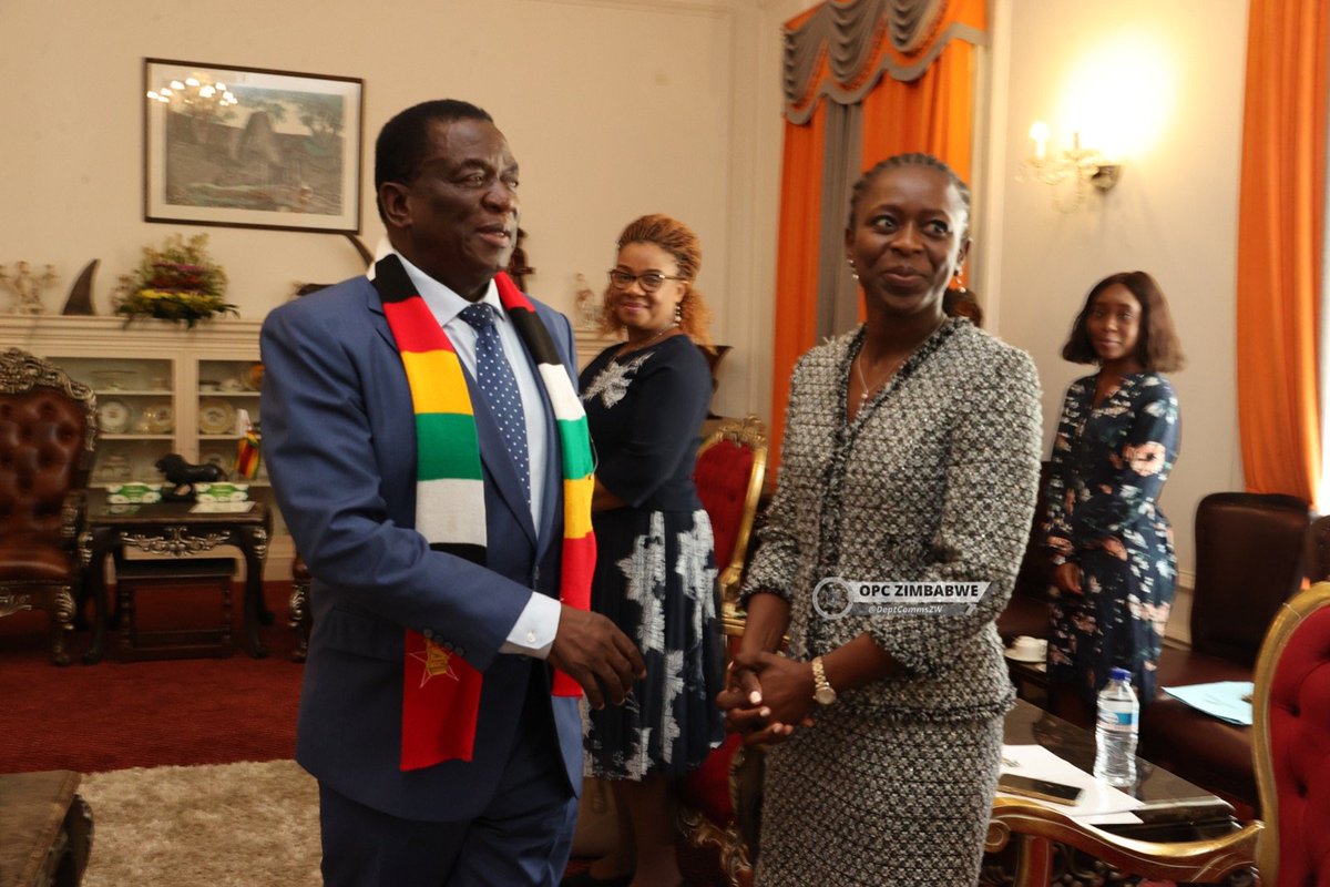 President Mnangagwa meets UNZA students at State House, this morning. @gundwenation
@Mug2155
@mandishumba
@mupariwa95
@Munyara18161515
@GromykoMkoma
@BarakaZaire
@makedenge1
@VNgwena1
@Vie_matongo
@DrGugu_WNcube
@BabaTaku11
@brown_gugu