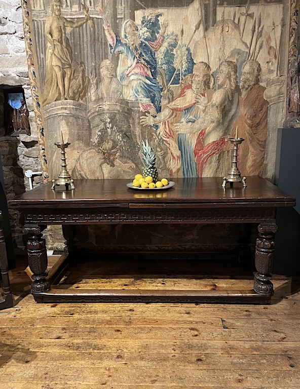 A fine and rare elizabethan oak drawleaf table. English circa 1570. 

bit.ly/3XSTiO5

#drawleaftable #antiqueoaktable #oaktable #antique #furniture #interiordesign #decor