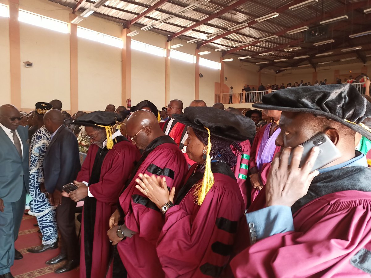 Univ_Dschang's tweet photo. Université de #Dschang 
En ce jour du Vendredi 03 février 2023, se tient à l'amphithéâtre 1000 la cérémonie de présentation des vœux à Mr le recteur de l'Université de Dschang.
#UniversiteDeDschang 
#voeux2023 
#DynamiqueCollective
#Uds 
#Amphi1000 https://t.co/pdMMb7XFsv