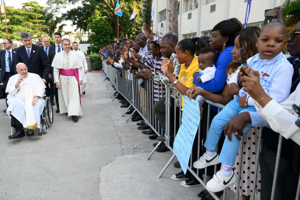 vaticannews_fr's tweet photo. 🇨🇩 Après 4 jours sur le sol congolais, @Pontifex_fr a quitté Kinshasa ce matin, direction Juba au Soudan du Sud pour la deuxième partie de ce voyage apostolique, qui se transforme en pélerinage oecuménique. #PapeEnRDC https://t.co/gc8X8c07UT