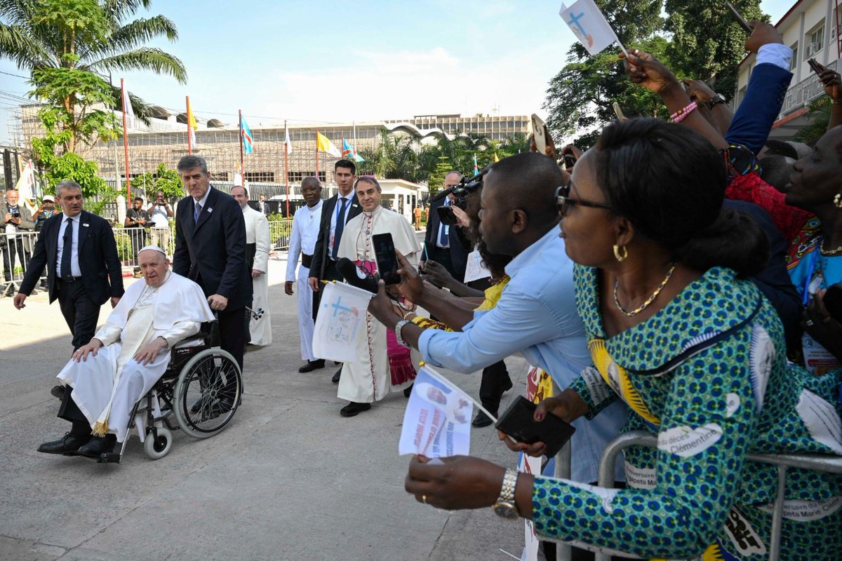 vaticannews_fr's tweet photo. 🇨🇩 Après 4 jours sur le sol congolais, @Pontifex_fr a quitté Kinshasa ce matin, direction Juba au Soudan du Sud pour la deuxième partie de ce voyage apostolique, qui se transforme en pélerinage oecuménique. #PapeEnRDC https://t.co/gc8X8c07UT