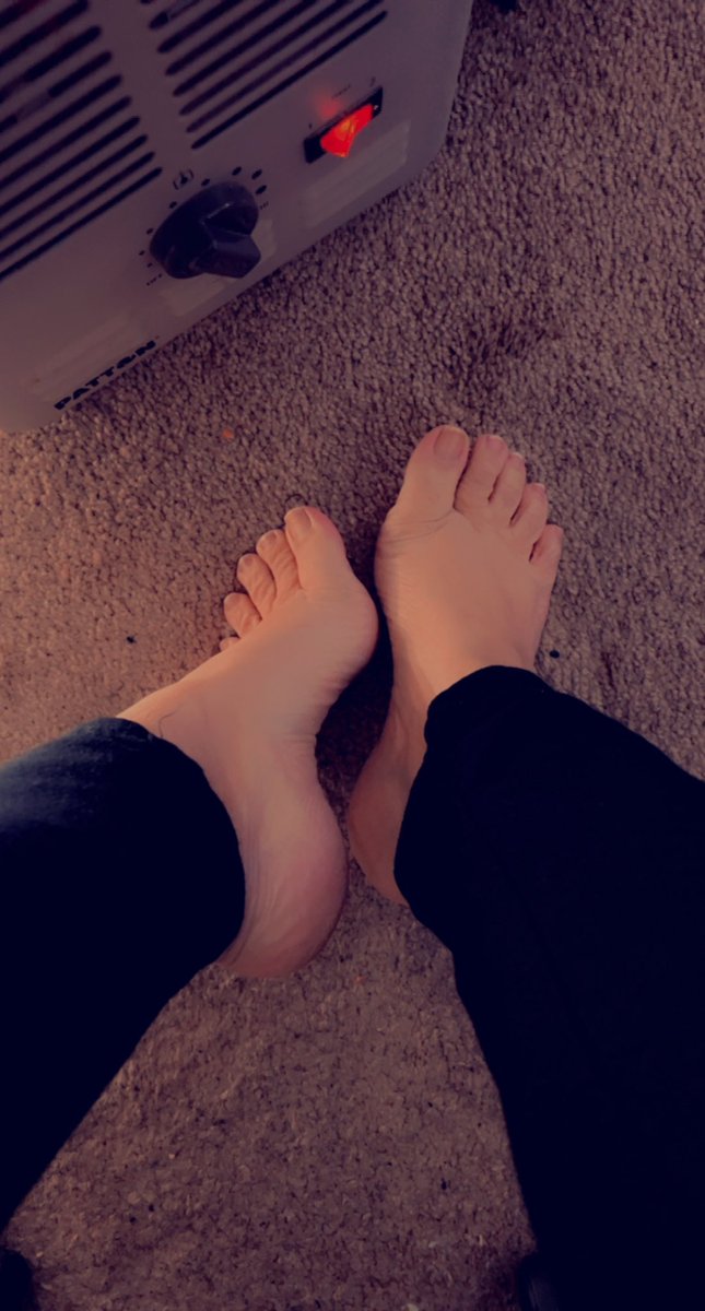 LondonLux_'s tweet photo. Kiss mommys toes💋 #toes #feet #footfetish #mommydomlittleboy #mommydominant #pisskink https://t.co/m3DbL08N9U