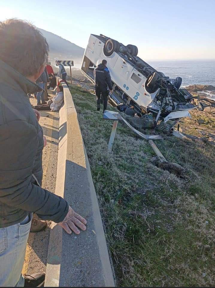 Vuelca un autobús en la zona de Cabo Silleiro en la PO-552. Hay varios heridos y dos personas atrapadas en el interior que están conscientes.