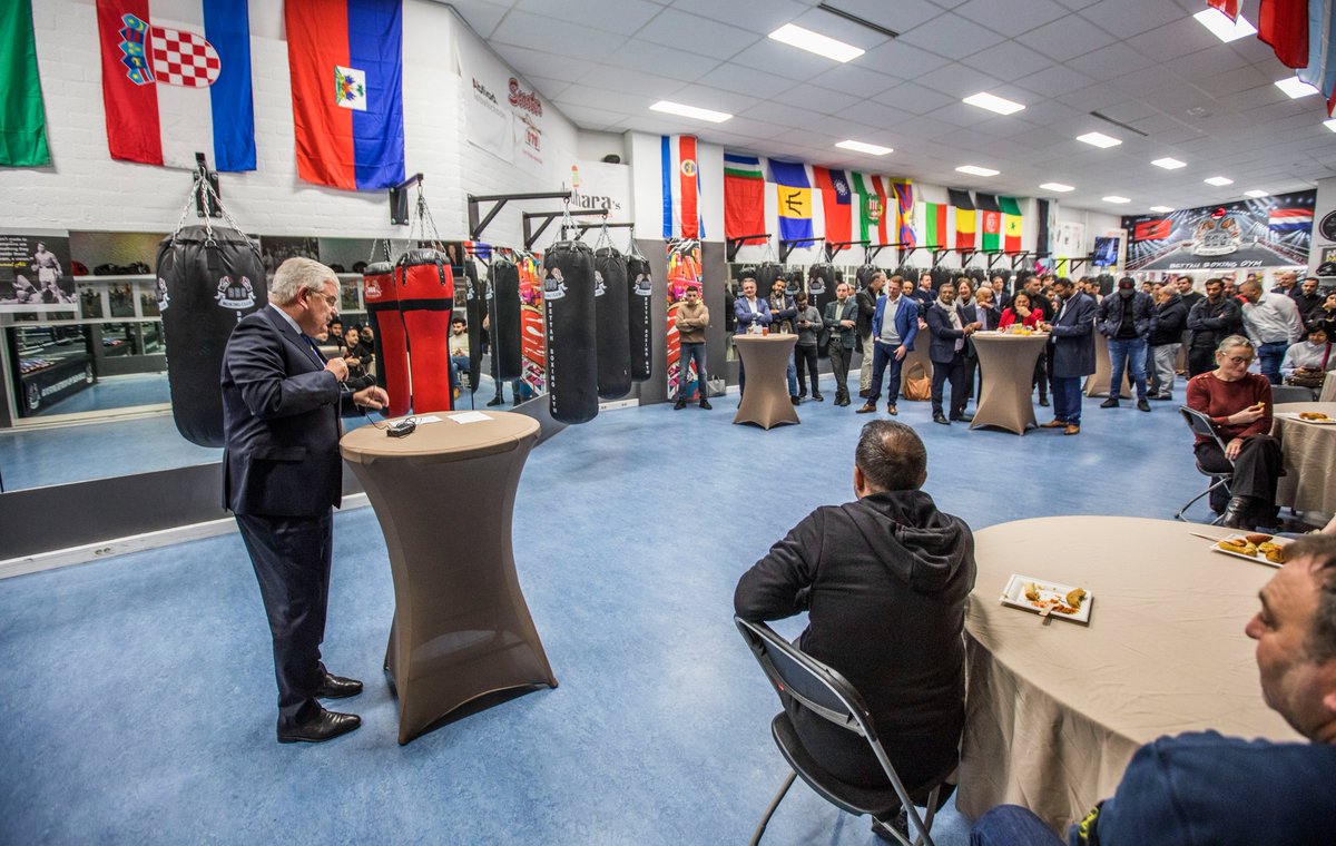 Na maanden van voorbereiding is op 31 januari het Ondernemersberaad Haags Veen feestelijk opgericht! 

Samen met de Burgemeester, wethouder Economie en belangenorganisaties van het bedrijfsleven, pakken Haagse ondernemers de handschoen op.

👉economicboardthehague.org/nieuws/onderne…