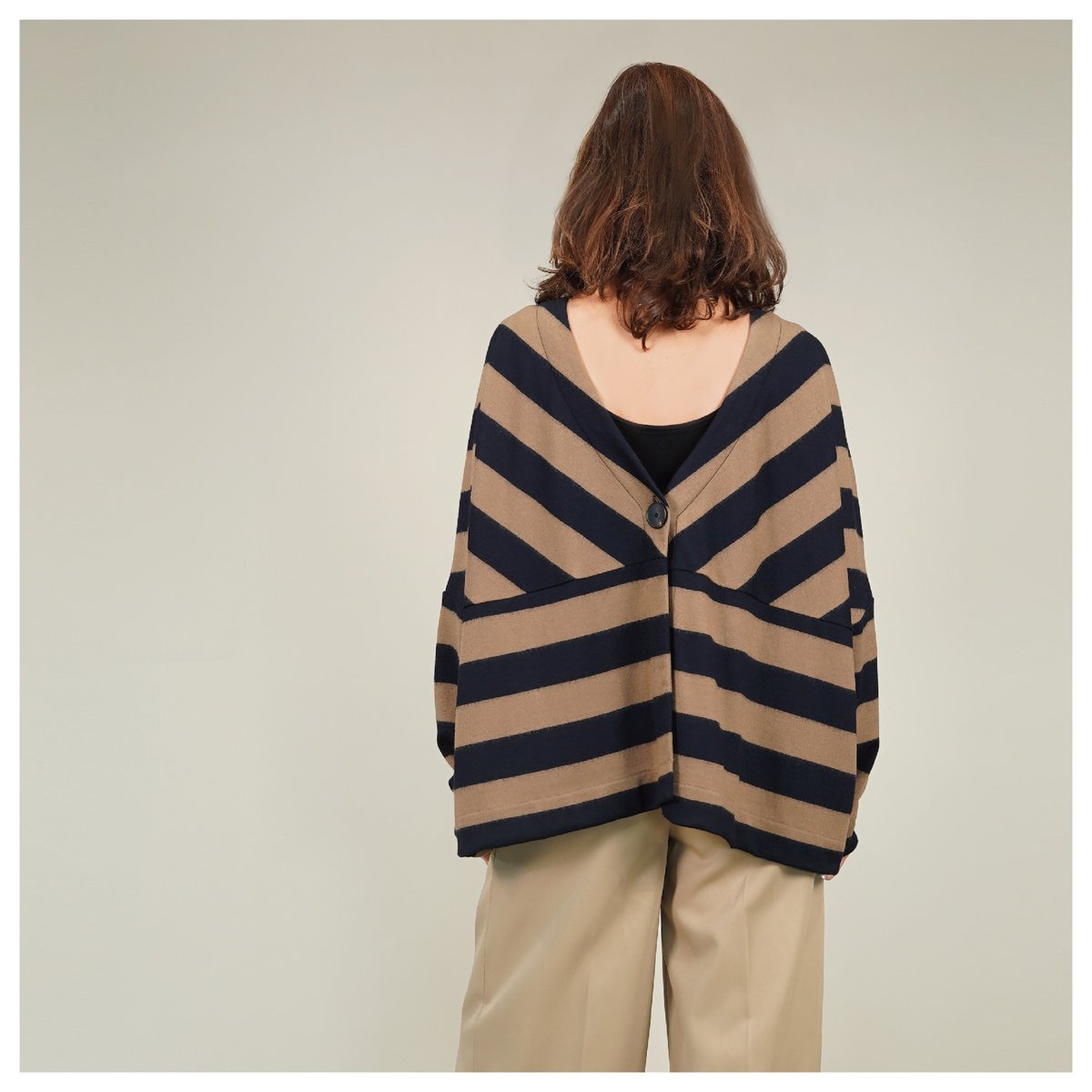 RURIWorld's tweet photo. Offering a reversible 2 way design, style between a slouchy oversized cardigan or comfy fit pullover forming a flattering draped back.

Shop Now | https://t.co/l6wt2BrNo2

#ruriworld #ruri #SustainableFashion #sustainable #fabric #lifestyle #zerowasteliving #hkfashion https://t.co/LxRVquc99F