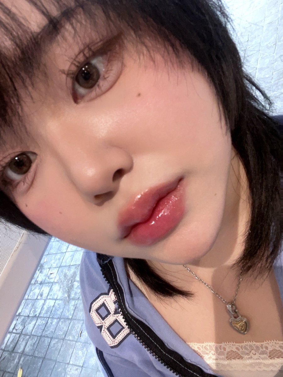 ตอนแรกคิดว่ามาสค่าร่า mude เป็นอุปทานหมู่ สรุป ชอบเฉย งง ขนตาฟูมากกกกก เหมือนขนตาเยอะธรรมชาติ ยาว ไม่เป็นก้อน ยิ่งสีน้ำตาลคือสวยมาก ตาดูซอฟหวานไปเลย ไม่เลอะ ไม่แพนด้า สุด