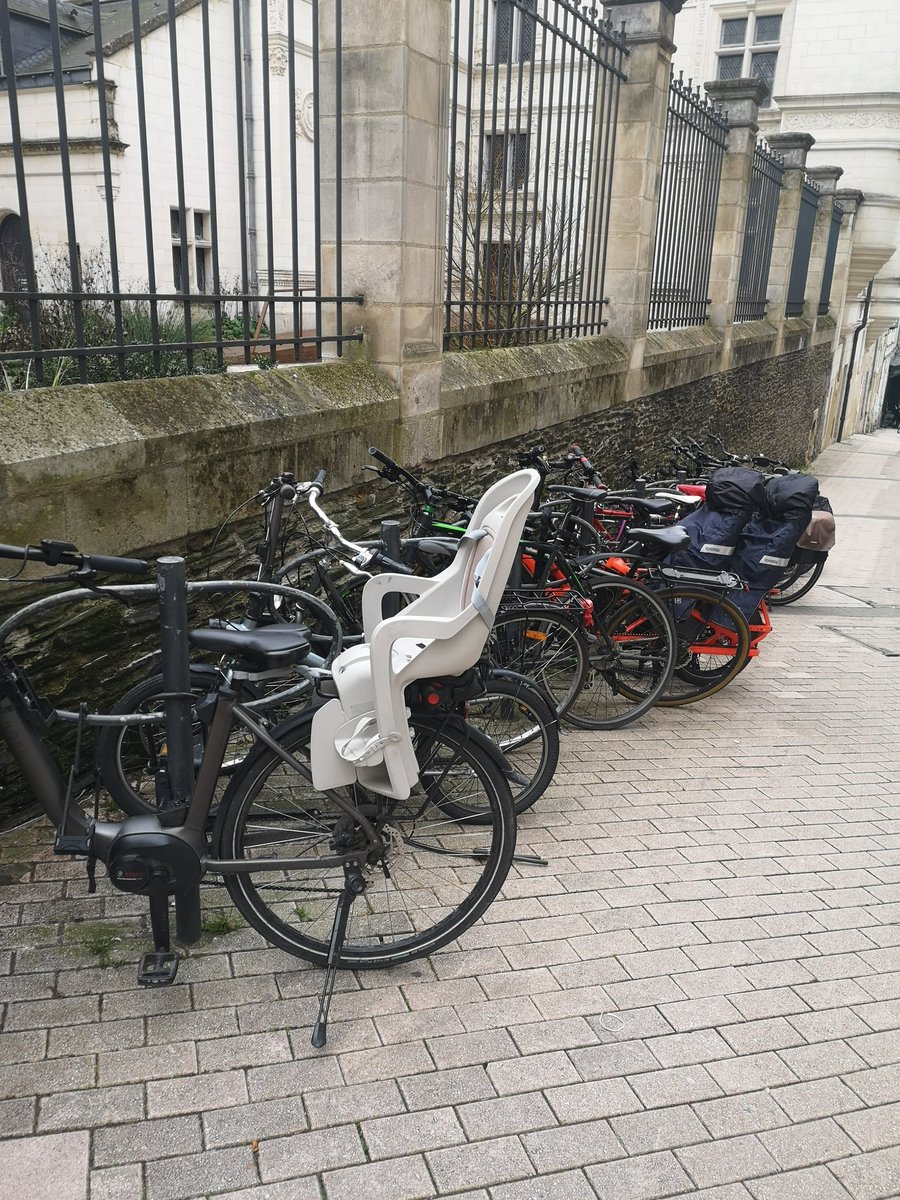 Bonjour <a href="/Angers/">Ville d'Angers</a>, pourriez vous ajouter des arceaux à #velo rue de l'espine ? Bien espacés et avec des solutions pour les #triporteurs seraient encore mieux ! C'est complet tous les jours. Merci 🙂
Cc @PAVangers