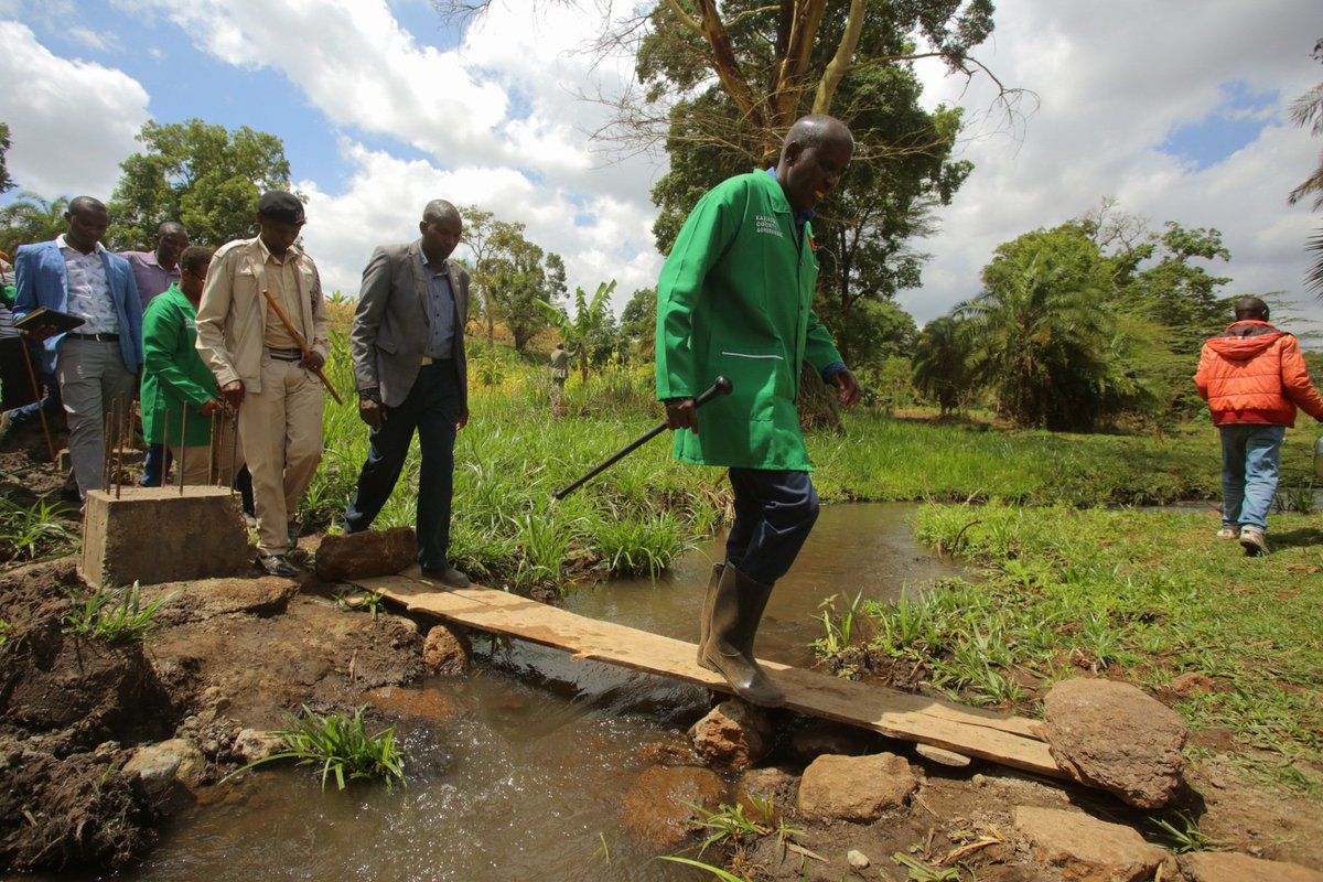KajiadoGov's tweet photo. LEAVE THE WATER SOURCES OR WE EVICT YOU

@joelenku has thrown a salvo against all those encroaching on water sources and ordered that they leave before April this year. He said lives of Kenyans will not be endangered so that a few people can do farming and destroy river sources. https://t.co/PuERkDAZgJ