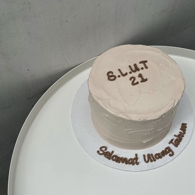 moodykafe's tweet photo. Hi warga Ipoh, Moody Cafe ada ambil order Custom Mini Cake. So siapa nak place order boleh tengok IG highlights. Starting price RM60 https://t.co/bdVd7XSHVW