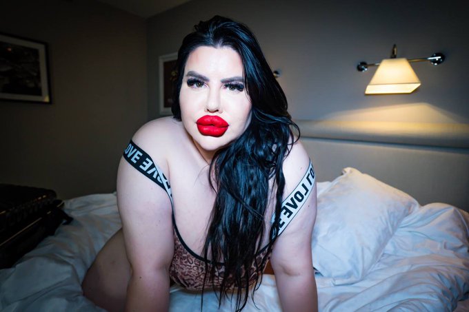 Would you fuck my face or pussy first?😈 https://t.co/bgMmXVqoFt