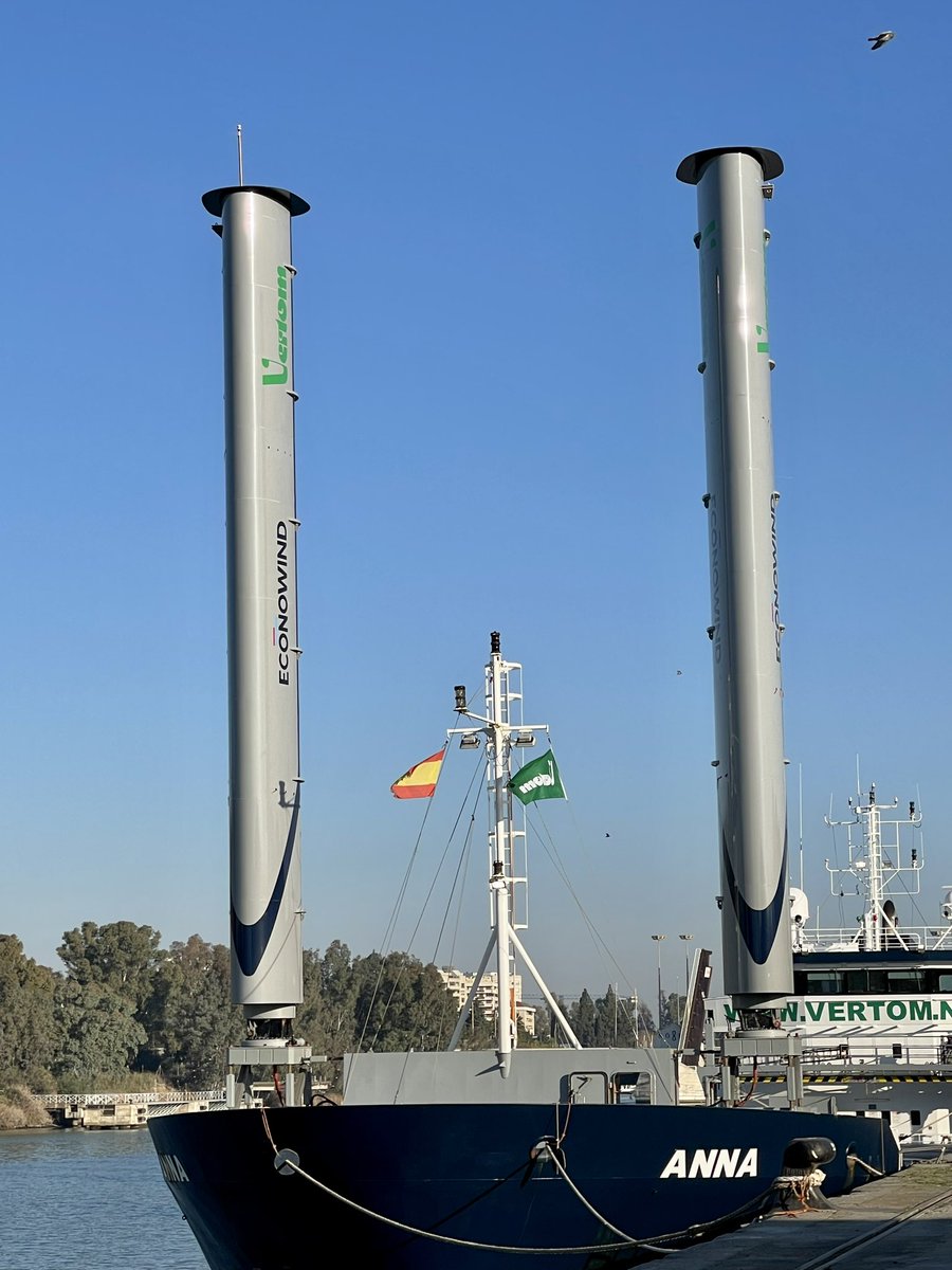MdeQueroi's tweet photo. Buque ANNA equipado con dos rotores Flettner que aprovecha el efecto Magnus para impulsarse. Atracado en @PuertoDeSevilla para cargar 4800 toneladas de cemento, operado por @Estibadora_Sev https://t.co/sBhMAiUdWy
