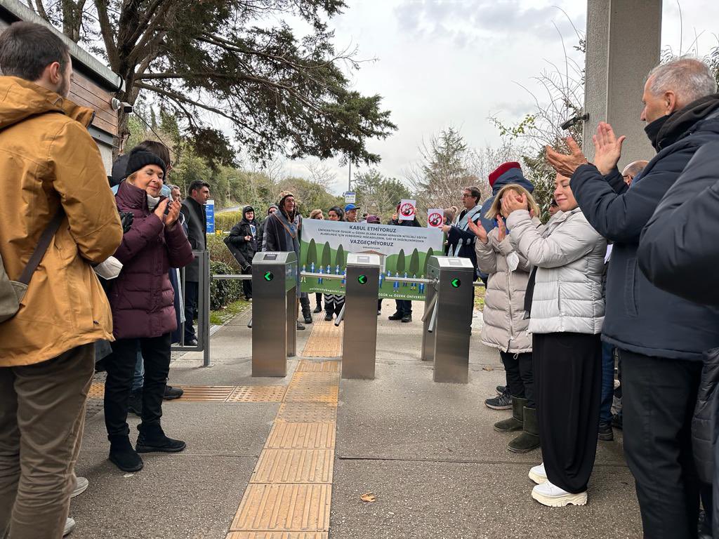 Günün nöbetinde akademisyenlere destek olmak isteyen mezunlar kampüse alınmadı. Akademisyenler de kampüse alınmayan mezunlara destek olmak için kapıya geldi. 

Boğaziçi Üniversitesi; akademisyeni, mezunu, öğrencisiyle bir arada direnmeye devam ediyor! #AyaktaKalBoğaziçi