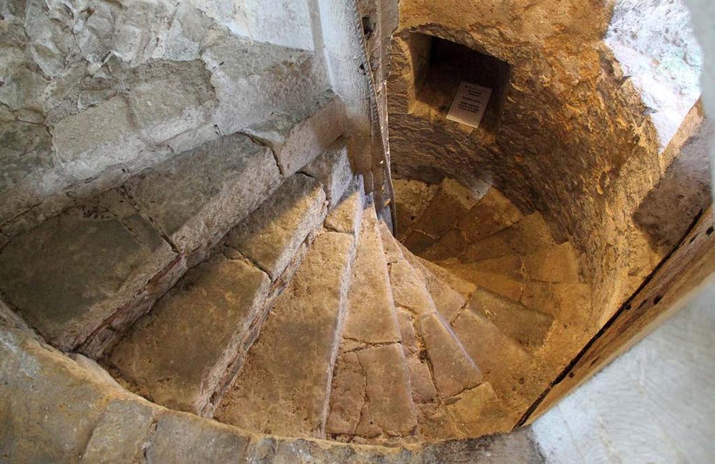 El clan zurdo Kerr:

La mayoría de escaleras de caracol de los castillos y torres defensivas están hechas en el sentido de las agujas del reloj para el ascenso. Una de las explicaciones más comunes para ello es que el defensor diestro que asciende por la escalera de espaldas,