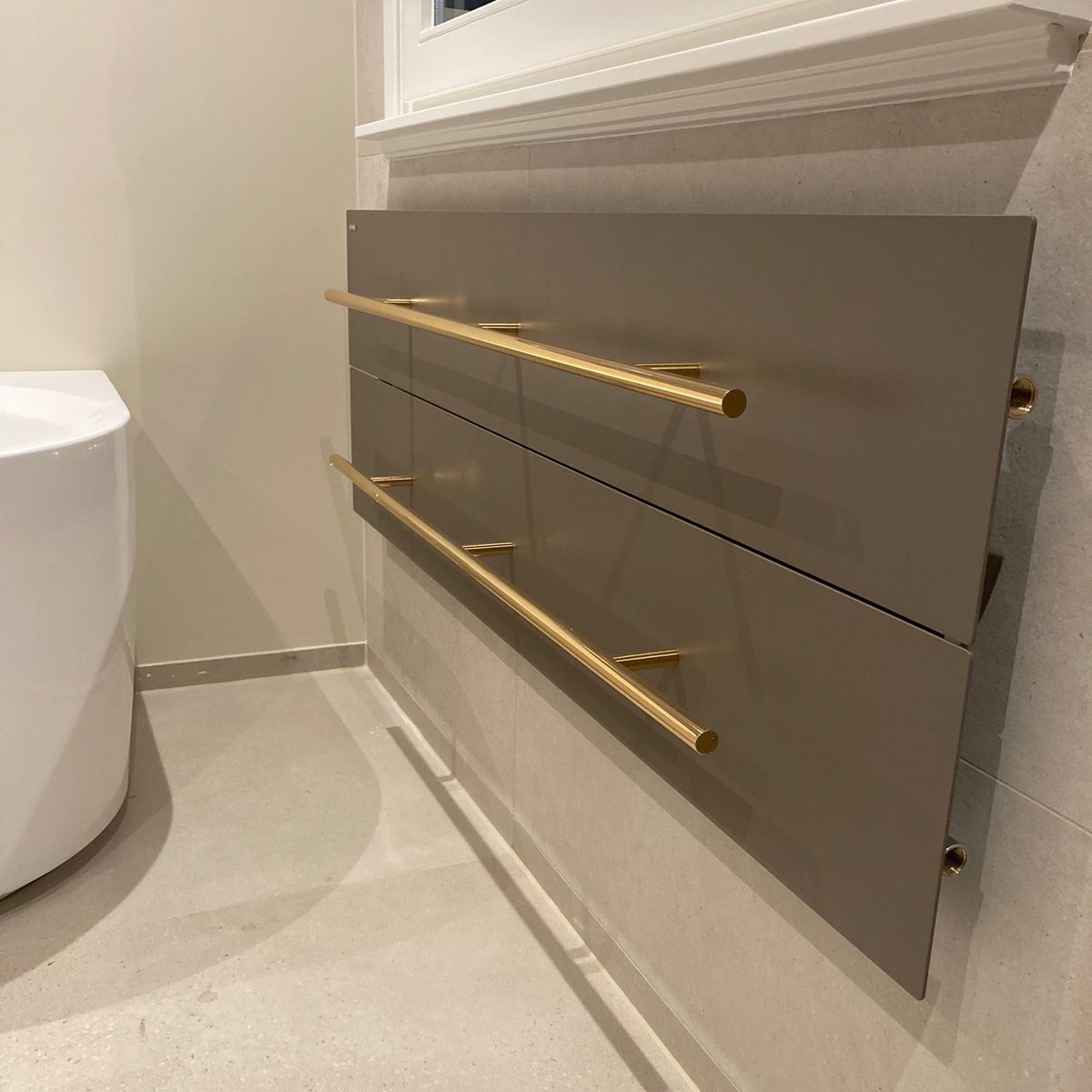 InstamatWT's tweet photo. Prachtige Teso designradiatoren in de showroom van #puro_badkamers, @badinbeeld te Zaandam😍. Met eigen ogen te bewonderen vanaf april! Meer Teso: https://t.co/l4pHHQyNTO https://t.co/XbMN5FH7mh