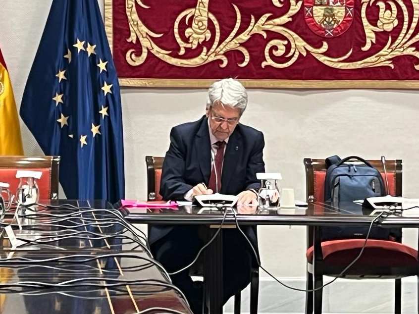 AdmPcasGobcan's tweet photo. 🏛️El consejero de Administraciones Públicas, Justicia y Seguridad, @julioperezsc, participa en la comisión de Gobernación, Desarrollo Autonómico, Justicia y Seguridad del @parcan.

🔴En directo https://t.co/qymxPjw0Wq https://t.co/MqQzhzBWkb