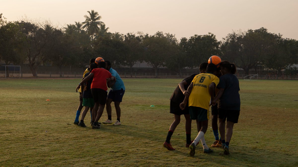 FundacionLaLiga's tweet photo. ⚽️🇮🇳  Desarrollo de un taller formativo con los entrenadores del proyecto de mano de nuestro formador técnico @PabloMalave19.

La actividad ha consistido en una parte teórica y en otra de trabajo en equipo sobre el terreno. 🏟️

@fvicenteferrer 💛 https://t.co/PGWKuRq8yb