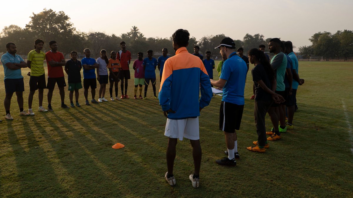 FundacionLaLiga's tweet photo. ⚽️🇮🇳  Desarrollo de un taller formativo con los entrenadores del proyecto de mano de nuestro formador técnico @PabloMalave19.

La actividad ha consistido en una parte teórica y en otra de trabajo en equipo sobre el terreno. 🏟️

@fvicenteferrer 💛 https://t.co/PGWKuRq8yb