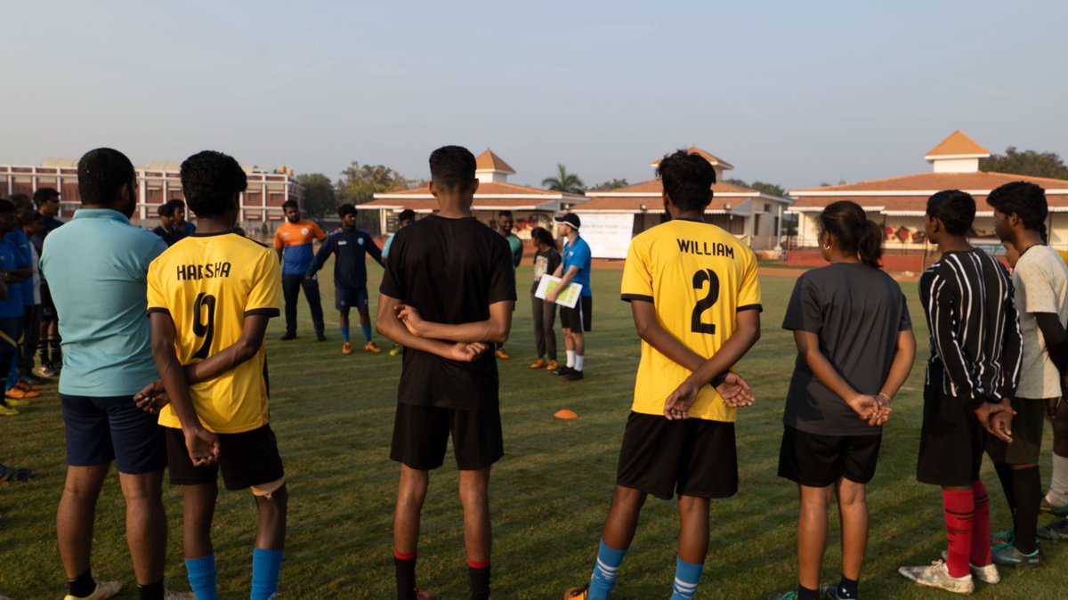 FundacionLaLiga's tweet photo. ⚽️🇮🇳  Desarrollo de un taller formativo con los entrenadores del proyecto de mano de nuestro formador técnico @PabloMalave19.

La actividad ha consistido en una parte teórica y en otra de trabajo en equipo sobre el terreno. 🏟️

@fvicenteferrer 💛 https://t.co/PGWKuRq8yb