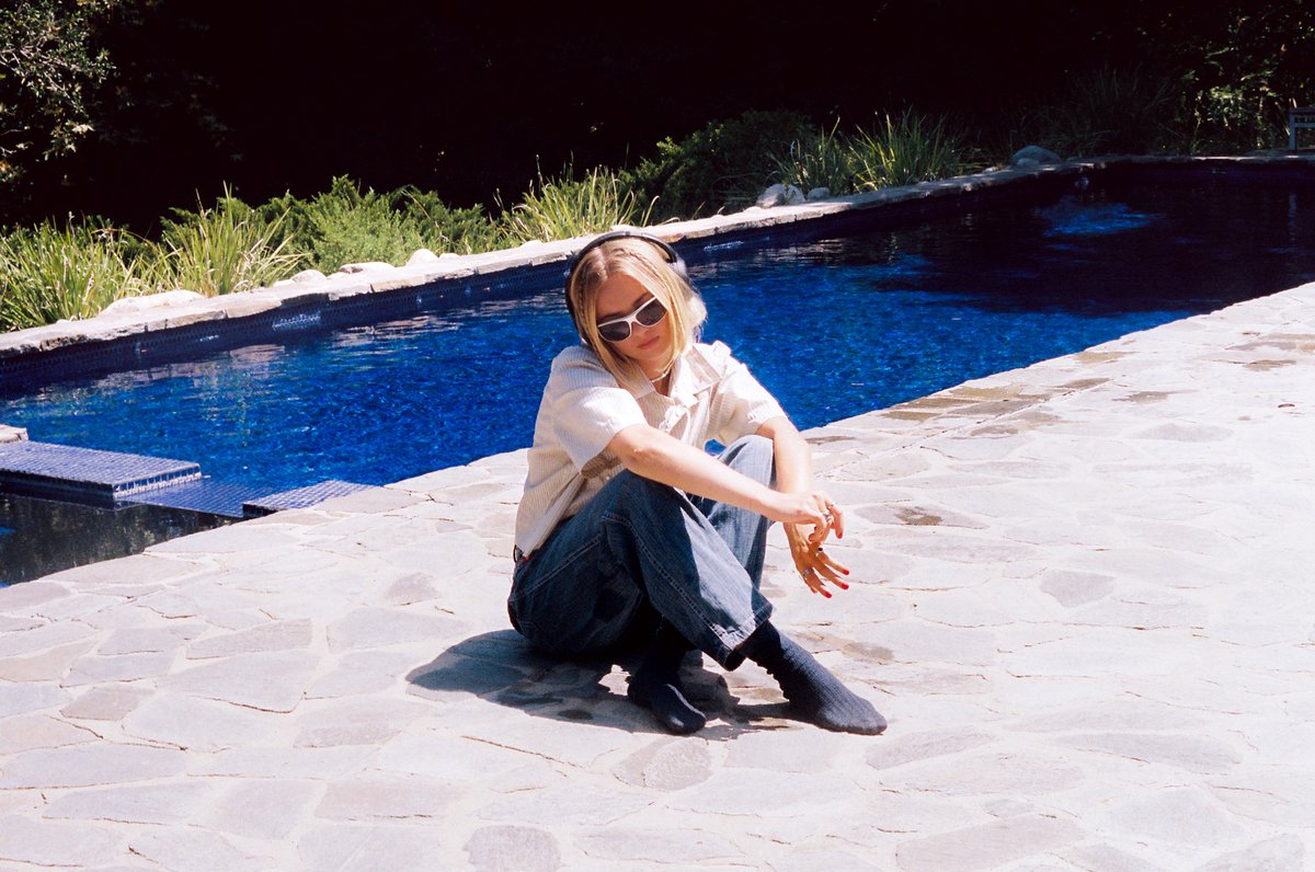 She's back.

<a href="/clairerosinkraz/">CLAIRE ROSINKRANZ</a> shares excellent single 'Sad In Hawaii' - it contrasts her idyllic setting with feelings of inadequacy and loss of self-worth...

clashmusic.com/news/claire-ro…