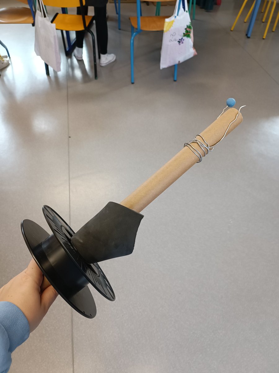 classedesmakers's tweet image. Nous avons visité l&apos;atelier de Sacré Coeur et nous allons fabriquer nous aussi des machines à attraper les créatures ! #NotreImmeubleàParis #fablabalecole