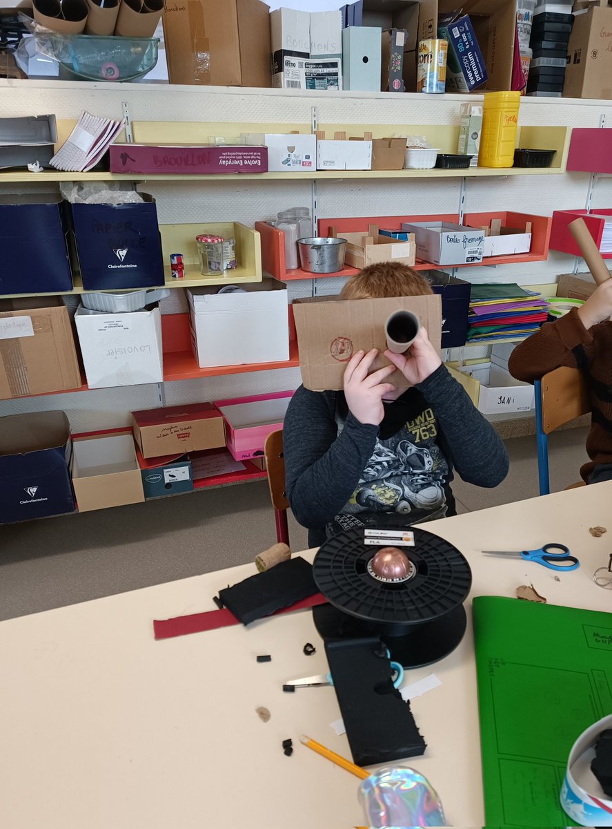 classedesmakers's tweet image. Nous avons visité l&apos;atelier de Sacré Coeur et nous allons fabriquer nous aussi des machines à attraper les créatures ! #NotreImmeubleàParis #fablabalecole