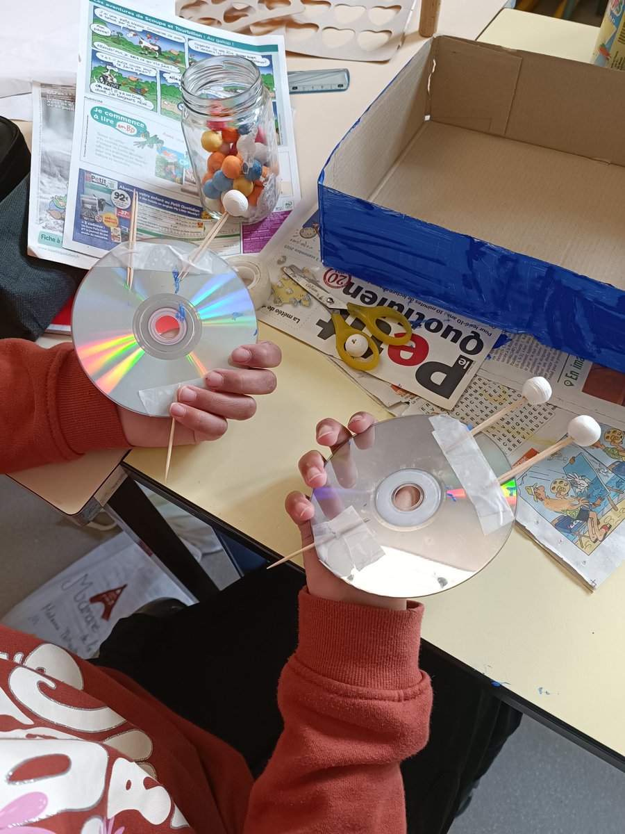 classedesmakers's tweet image. Nous avons visité l&apos;atelier de Sacré Coeur et nous allons fabriquer nous aussi des machines à attraper les créatures ! #NotreImmeubleàParis #fablabalecole