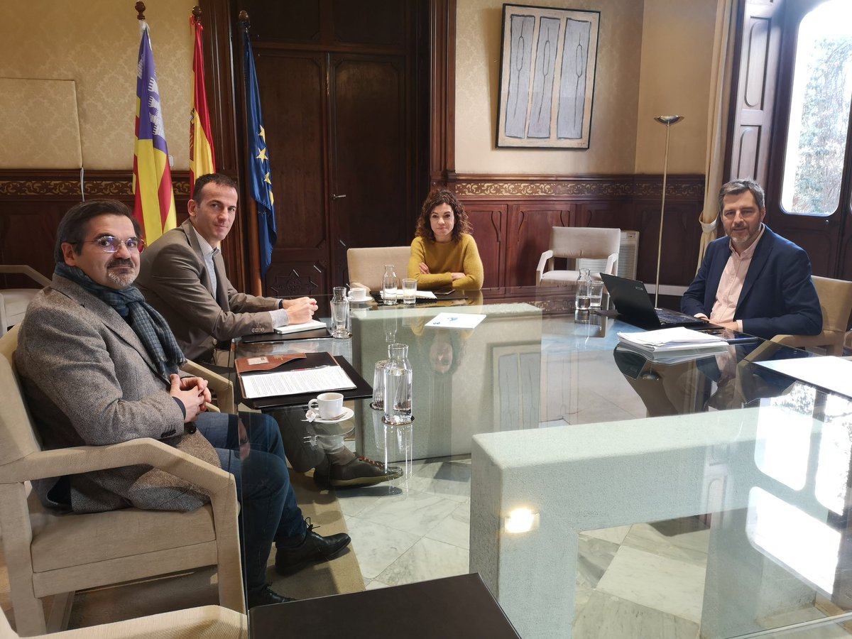 HisendaGOIB's tweet photo. La consellera Rosario Sánchez i el director general de Finançament, Xisco Oliver, es reuneixen amb el president de #PIMEM, Jordi Mora i el president del Col·legi de Gestors Administratius, Miguel Ángel Garcia per treballar en el Règim fiscal Especial i les noves deduccions. https://t.co/wzL3nyRO6I