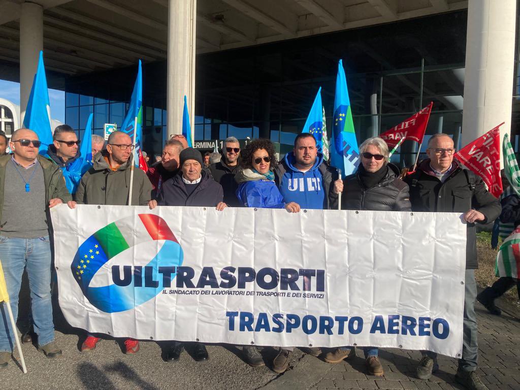 Uiltrasporti_N's tweet photo. #Easyjet: a Malpensa presidio lavoratori handling per #clausolasociale di sito
📢 Non si può pensare di acquisire clienti importanti offrendo condizioni non economicamente sostenibili e far cassa sui lavoratori.
Leggi qui: https://t.co/cDoPoGtxFD https://t.co/PTTb4fqZOW