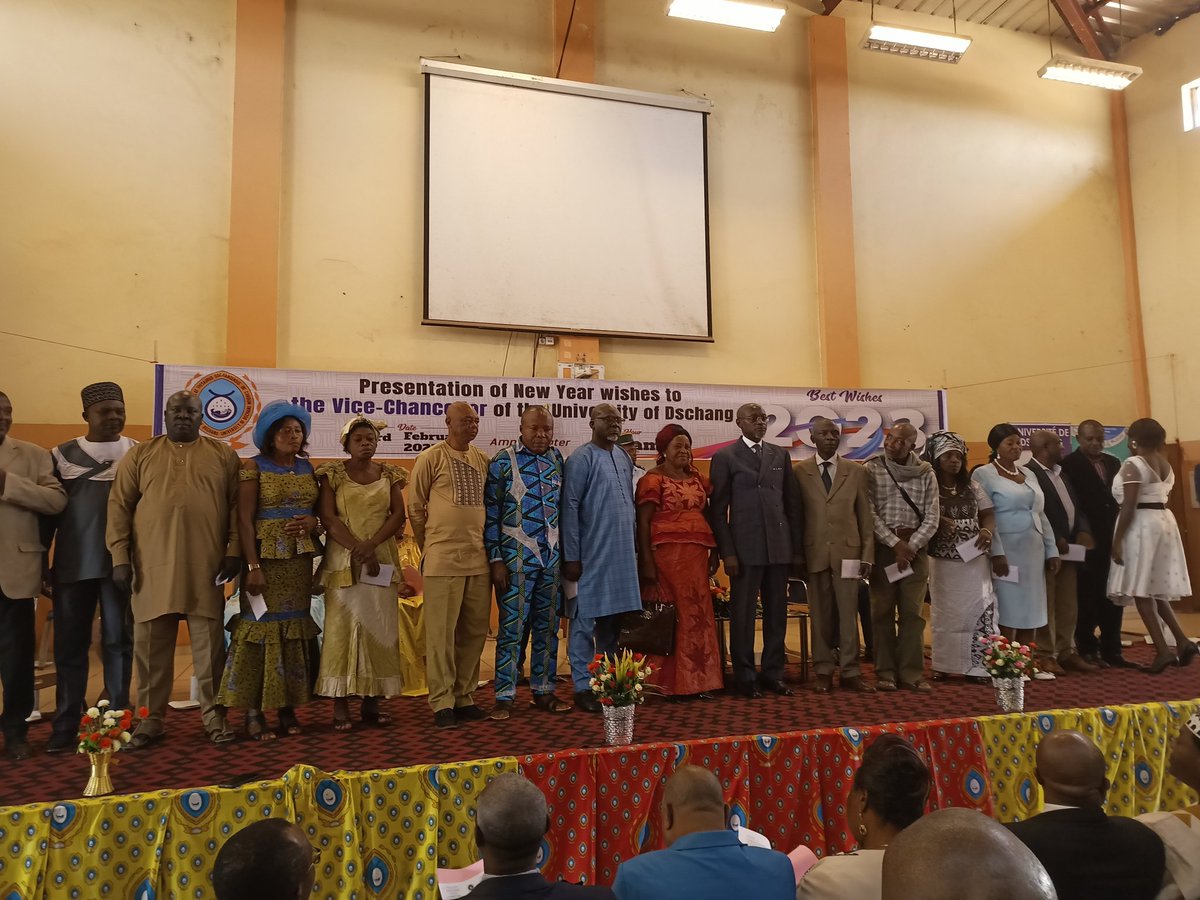 Univ_Dschang's tweet photo. *Université de Dschang* 
Cérémonie de présentation des vœux à Mr le Recteur de l'Université de Dschang.
Les meilleurs employés de l'Uds ont reçu des mains du recteur un prix. 

#UniversiteDeDschang 
#voeux2023 
#DynamiqueCollective
#Uds 
#Amphi1000 https://t.co/dhV9cJTf9y