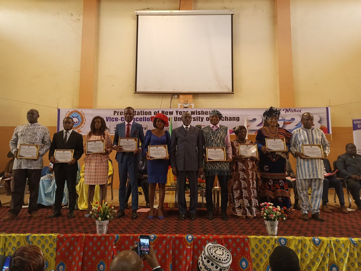 Univ_Dschang's tweet photo. *Université de Dschang* 
Cérémonie de présentation des vœux à Mr le Recteur de l'Université de Dschang.
Les meilleurs employés de l'Uds ont reçu des mains du recteur un prix. 

#UniversiteDeDschang 
#voeux2023 
#DynamiqueCollective
#Uds 
#Amphi1000 https://t.co/dhV9cJTf9y