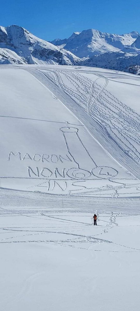 LaSotizerie's tweet photo. Magnifique oeuvre du Riton! #ReformeDesRetraites #greve7fevrier #Retraites #TalentDuBourg #BellePerf https://t.co/z9JcBlyWyS