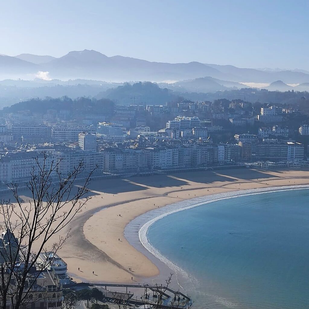 Asómate a la ventana que te veo 👀
.
#donostia #sansebastian instagr.am/p/CoMhA4htJeO/