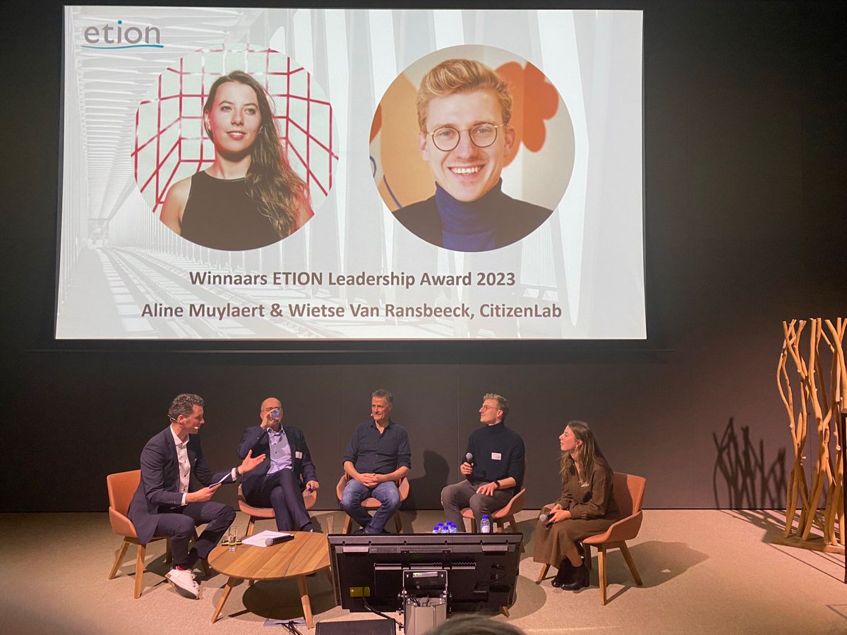 Vereerd om samen met <a href="/alinemuylaert/">Aline Muylaert</a> de ETION Leadership Award te ontvangen gisteravond. 
Geweldig fier op de erkenning voor zowel ons werk om bruggen te bouwen tussen burger en overheid alsook onze waarde-gedreven organisatie. 

Veel dank aan <a href="/ETIONforum/">ETION</a>! etion.be/kennis/aline-m…