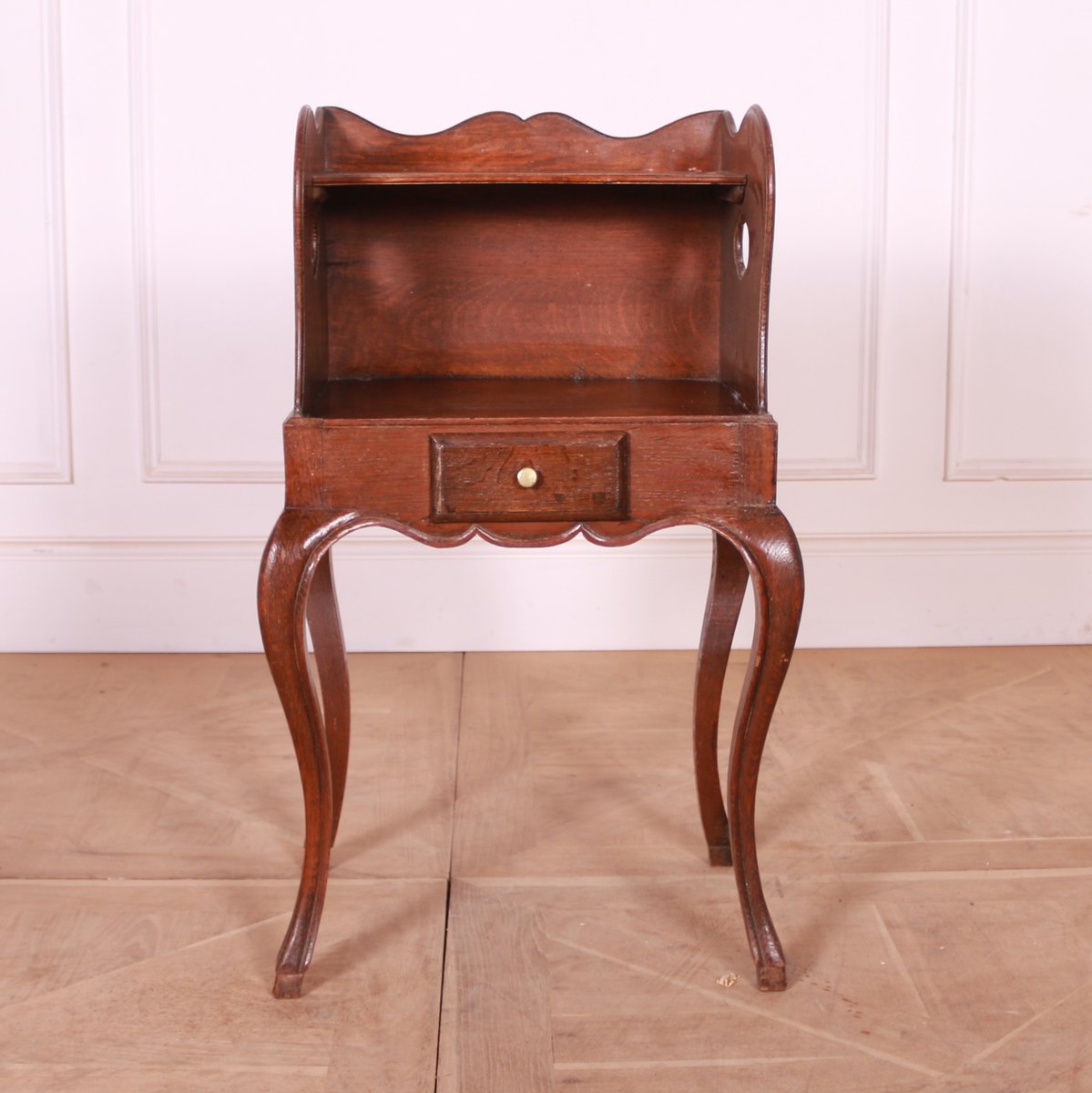 ArcadiaAntiques's tweet photo. Late 19th Century French oak bedside table. Very pretty. 1890.
Price: £595
https://t.co/2NBe0vBe8O

#bedsidetables #FrenchBedsideTables #19thCenturyTables https://t.co/sxWlFtSQ8P