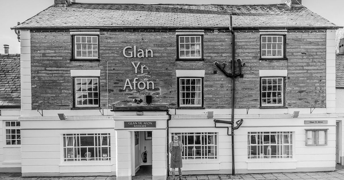 prynulleol's tweet image. Mae tafarn gymunedol Glan Yr Afon #Pennal yn ail-agor heno! Beth am alw draw i godi gwydr i&apos;w llongyfarch?🍻

Congratulations to @menter_y_glan and all involved in reopening the Glan Yr Afon #CommunityPub in Pennal! Head over to enjoy 10% off your table bill this Saturday night🤩