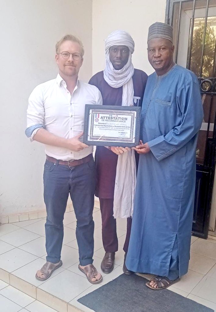chk2310's tweet photo. Quelle honneur! Yesterday #FESmali received an 'Attestation de Reconnaissance' from #ForceG a civil society regroupment from #Gao that works on civil engagement, security questions and organising life in northern #Mali https://t.co/a1MKJc6FrR