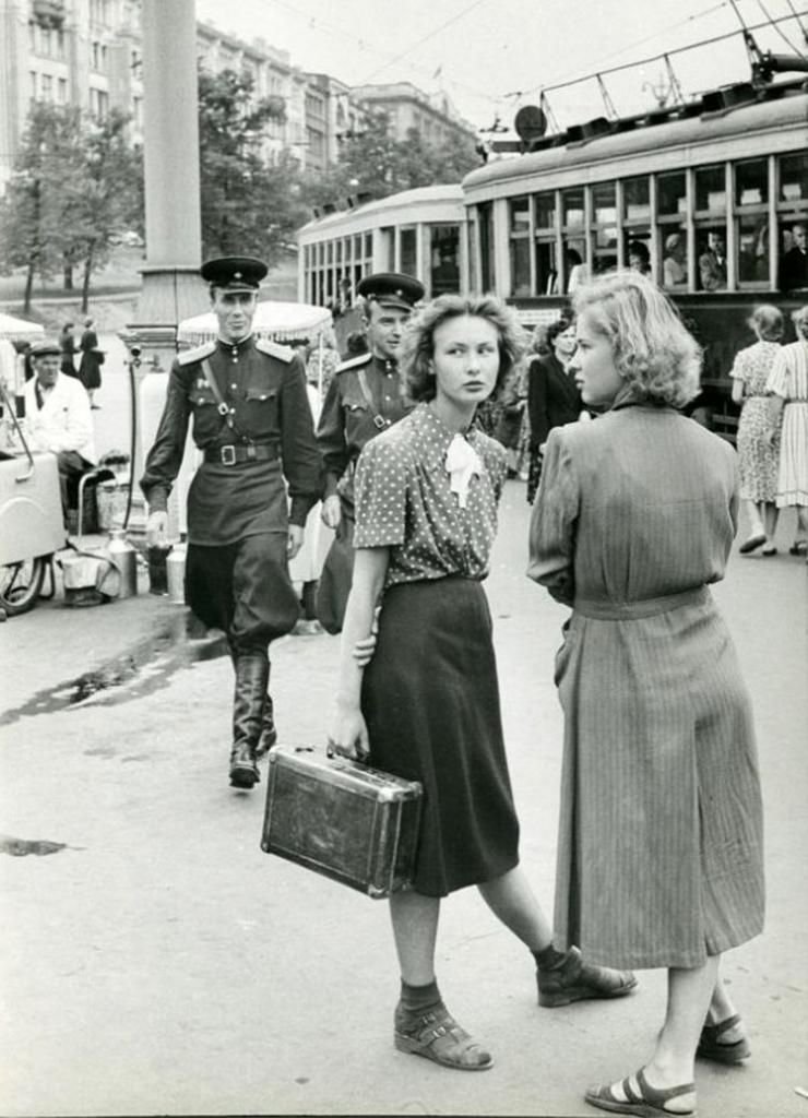 mohsenreyhani01's tweet image. توان نظامی شوروی و پیشرفت های فضایی آن آشکار است. اما شاید برخی ندانند که شوروی مشکلی داشت به نام جوراب شلواری زنانه.تا سالها زنان شوروی امکان تهیه جوراب شلواری مناسب را نداشتند.در سالهای پایانی برژنف کمیسیونی به ریاست دبیر کمیته مرکزی تشکیل شد تا مشکل جوراب شلواری زنان را حل کند