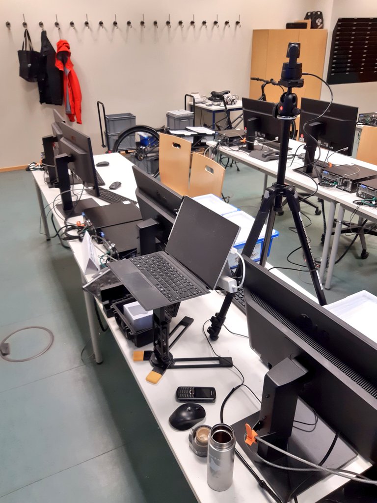 MMagdowski's tweet photo. Noch ein Blick auf mein #Hybridsetup für Zoom und den @TwitchDE-Livestream, diesmal sogar mit einer "richtigen" Laptoperhöhung (von @HERCULESSTANDS @Hercules_Stands).
#LEGOPraktikum2023 https://t.co/w37DHfCd3e