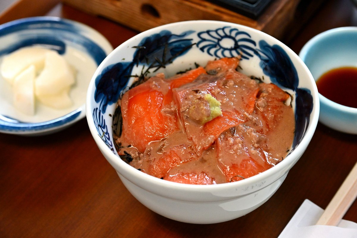 gohantabi_jp's tweet photo. 🍚新着記事🍚

＼ついに新名物料理が完成／

「くるみ醤油で食すサーモン丼」は、岩手県大槌町に縁のある食材「鮭（ギンザケ）」と「くるみ」を使った新名物料理✨

「桃畑学園サーモン × くるみ × 米」が一体��なった、極上の逸品が出来上がるまでをご紹介📸 https://t.co/4PiHyqLuCA