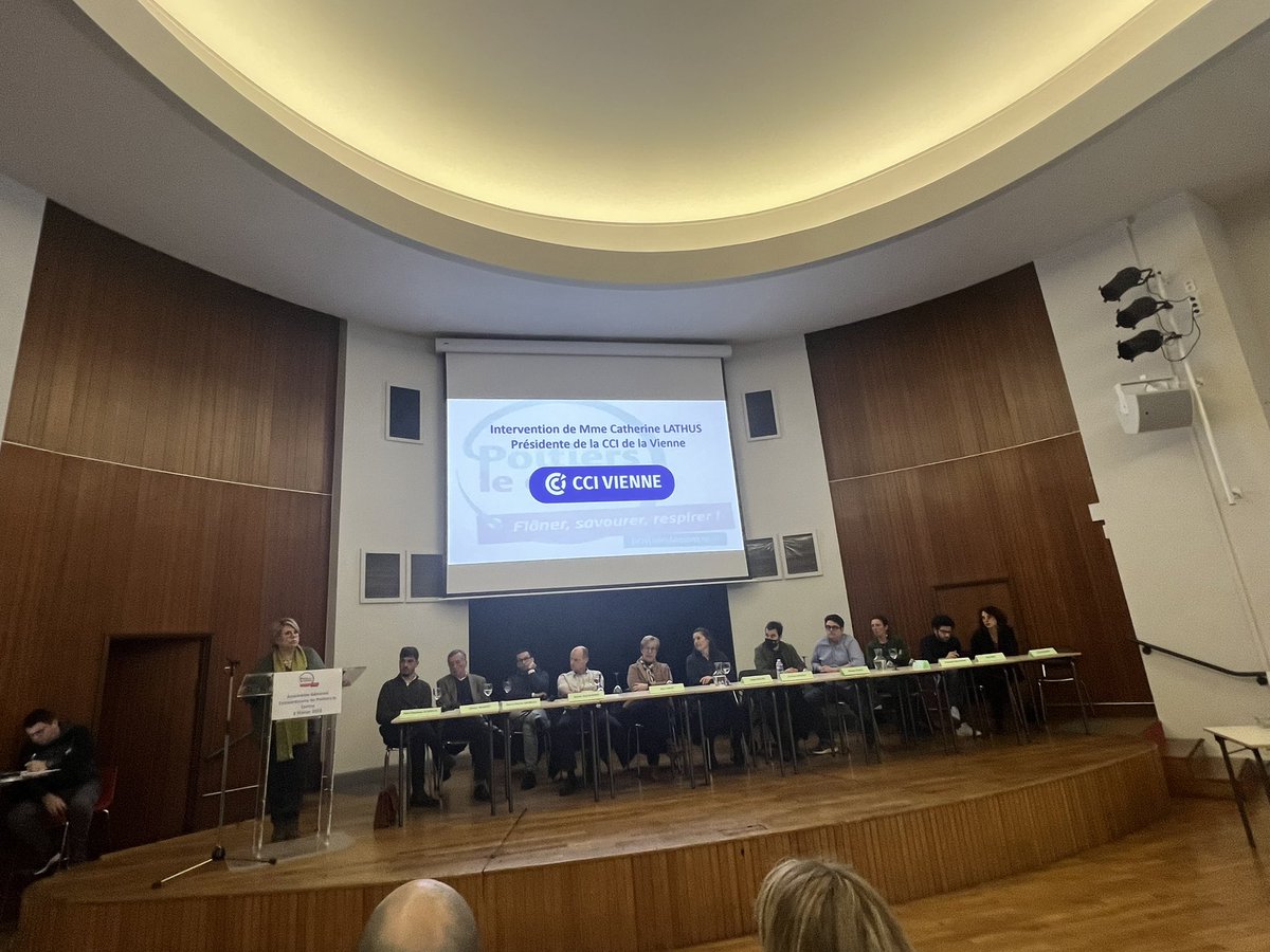 FraBlanchard's tweet photo. Pour la 1ère fois depuis la création de @PoitiersCentre, aucun élu de la majorité municipale n’est venu à l’assemblée générale des commerçants. Ce mépris est insupportable. Notre commerce de centre-ville est un poumon pour #Poitiers, il a besoin d’une ville engagée à ses côtés https://t.co/QHKpJxBUfH