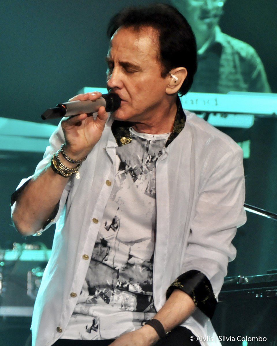 Cari amici, riguardo me e la mia famiglia. Sono stati 35 minuti terribili, i più brutti della nostra vita. Voglio però tranquillizzarvi. Stiamo tutti bene.
Non posso rivelare altro, atteso che sono in corso le  indagini, ma vi ringrazio per la vicinanza che mi
state dimostrando.