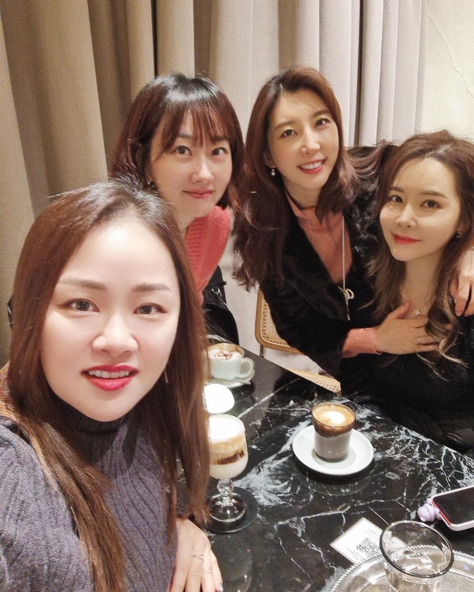Eunhae0404_1510's tweet photo. 230203 drimcomtru IG update 

#superjunior #noonas
gathering 💕
Four of us gathered after a long time!
Thank you so much for the surprise gifts~🙏

Let's grow old beautifully and nicely!
 #Nunamo Do you know the name of our gathering?  😉

#friendship #noonaship https://t.co/qqT0XoQ53n