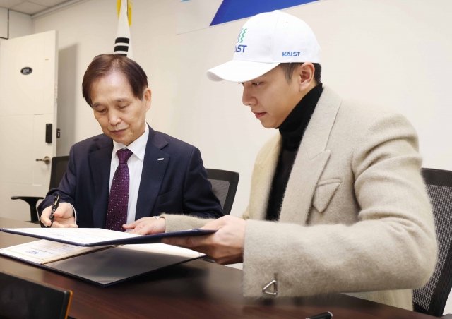 LSG_korea's tweet photo. “뉴욕캠퍼스 설립 돕겠다” ‘기부천사’ 이승기 카이스트에 3억 쾌척 (출처 : 헤럴드경제 | 네이버 뉴스) https://t.co/29mJlRl2S8
#이승기 #leeseunggi #휴먼메이드 #humanmade
#멋지다이승기  #기부천사 #기부황제 #기부왕 https://t.co/fh89rgGAt3