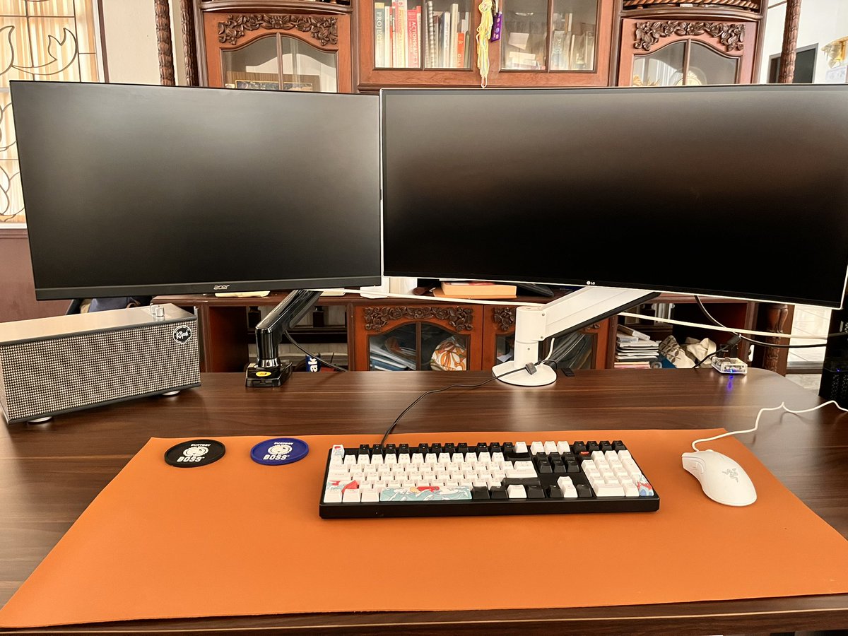 bhakins2's tweet photo. 2023 Desk Setup .. very cool height adjustable table from DreamDesk and 34”+27” LG monitor 😎😎 last but not least…Wireless Speaker from Klipsch The One II 🤩 #dreamdeskreview #PCDesksrtup #desksetup https://t.co/PCgvQn1C1T