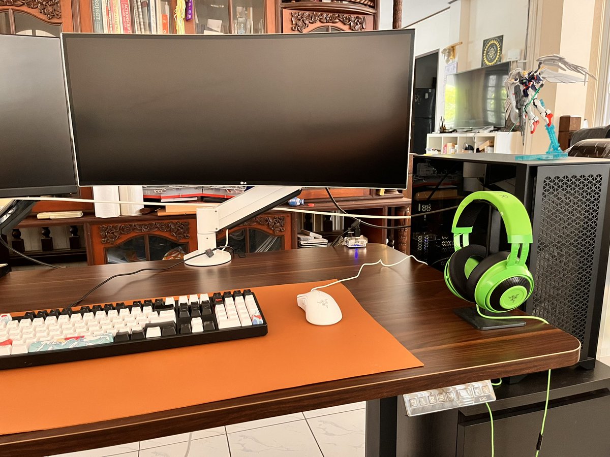 bhakins2's tweet photo. 2023 Desk Setup .. very cool height adjustable table from DreamDesk and 34”+27” LG monitor 😎😎 last but not least…Wireless Speaker from Klipsch The One II 🤩 #dreamdeskreview #PCDesksrtup #desksetup https://t.co/PCgvQn1C1T