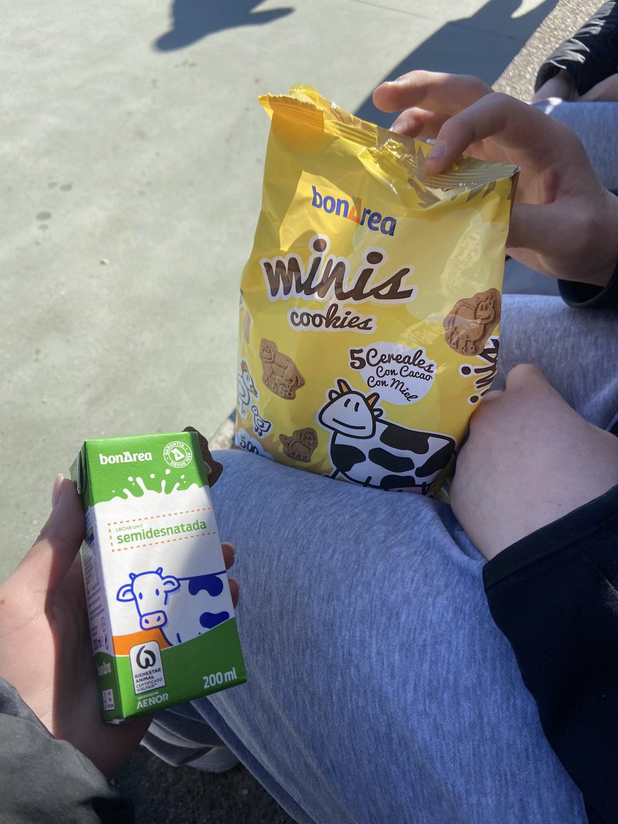 yaizapanelo's tweet photo. se q tenéis envidia del desayuno del marti y mío https://t.co/0a7uU63no2