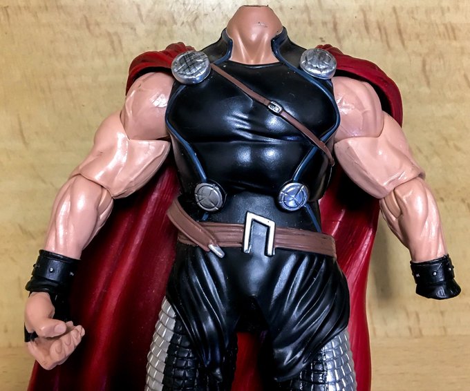 PVCとツヤ出しとの相性を試すのに、改造の犠牲のソーさんで試し吹き。
どちらもクレオス半光沢で水性プレミアムコートとmrスーパークリアーで吹き比べ。
8時間後。光沢は水性がやや強め。塗膜は爪で擦ると少し剥がれる水性。溶剤はPVC可塑剤と相性悪そうな触り心地。水性のが無難か…?明日本番。(h 