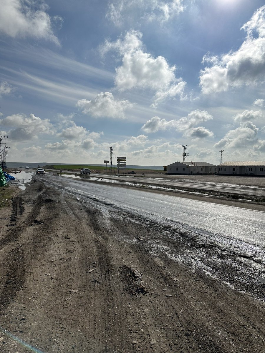 o_farukyildirim's tweet photo. Her gün binlerce aracın kullandığı dünyanın sayılı gümrük kapılarından Habur yolu (Cizre -Habur bölünmüş yolu) içler acısı halinden bir kesit @akaraismailoglu @UABakanligi @KarayollariGM https://t.co/I1oUWhHQJo