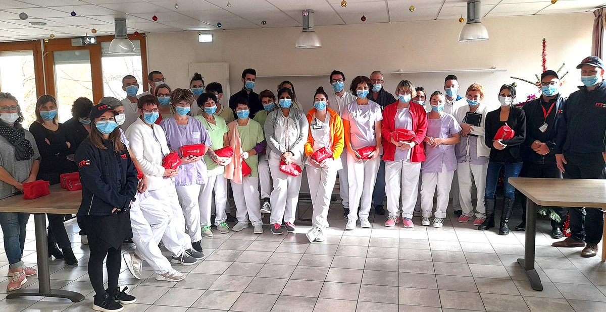 9.12.2022 - RRT 07 a remis 61 CareKits (trousse contenant des produits de soins et d’hygiène) au personnel soignant de l’Ehpad Les Mimosas de Charmes-sur-Rhône (07), en présence de Thibault Gandon et de Thierry Avouac.
#carekit #Ehpad #soignant #charmessurrhone