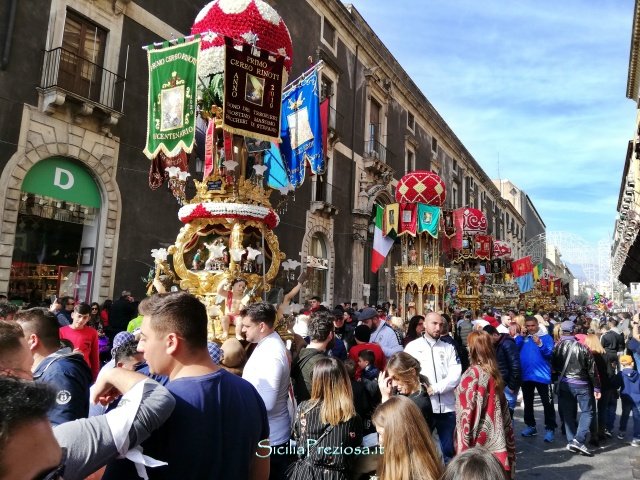 SiciliaPreziosa's tweet photo. A #Catania al via i festeggiamenti in onore di #SantAgata con la processione delle #Candelore con il corteo storico...https://t.co/Yd68I39gne
#festa #WSantaAgata #tradizioni #memoria #Candelora #3febbraio #Sicilia #Sicily https://t.co/MeRpnUHDWd